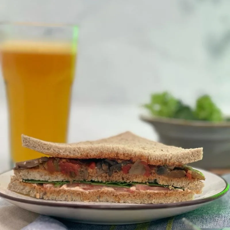 Sandwich Miga Triple. Queso de Cabra. Verduras y Rúcula. Vegetariano. Tremus