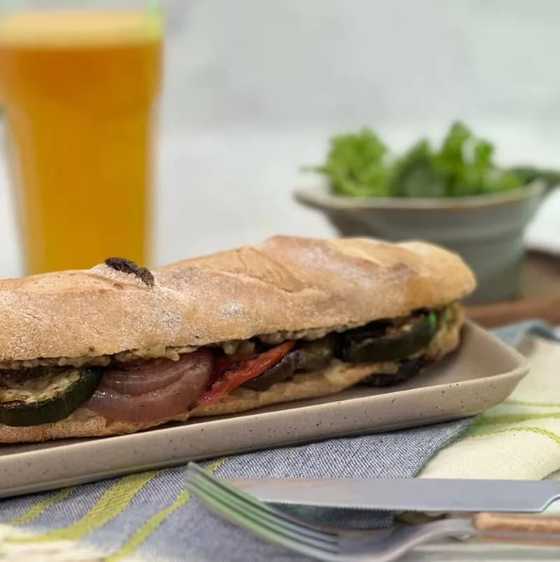 Baguette Masa Madre Tomate con Hummus y Mix de Verduras Asadas Vegano Tremus