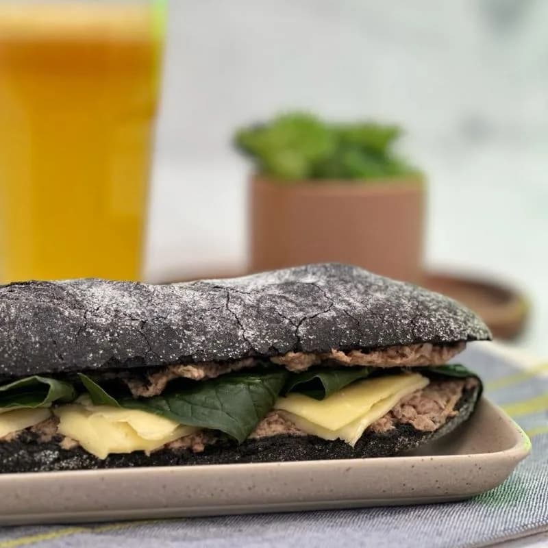 Baguette Masa Madre Tinta de Calamar. con Atún y Queso Fundido. Tremus