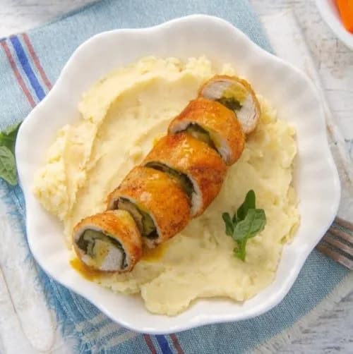 Pollo relleno con queso azul, puré de papa y pimentones asados