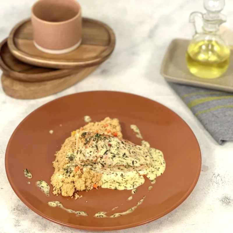 Salmón Finas Hierbas con Cous Cous Atomatado