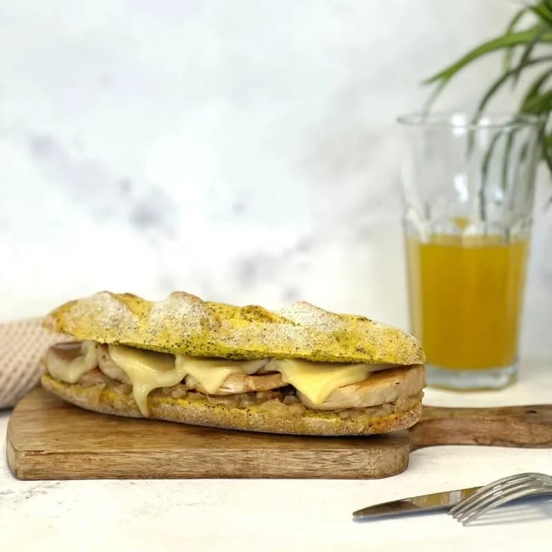 Baguette Masa Madre Cúrcuma. Pollo. Cebolla Caramelizada y Mozarella. Tremus