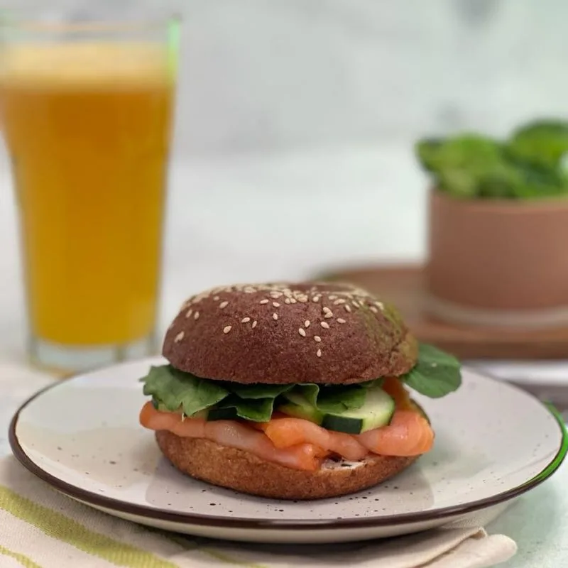 Bagel Salmón Ahumado. Queso Crema y Rúcula. Keto. Tremus